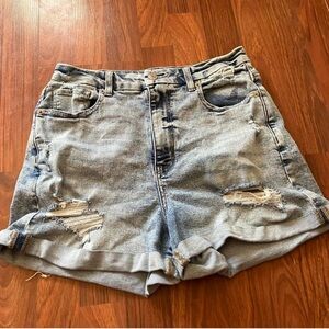 🦋 NWOT 90’s AEO Distressed Ripped Curvy Mom Shorts 🦋
